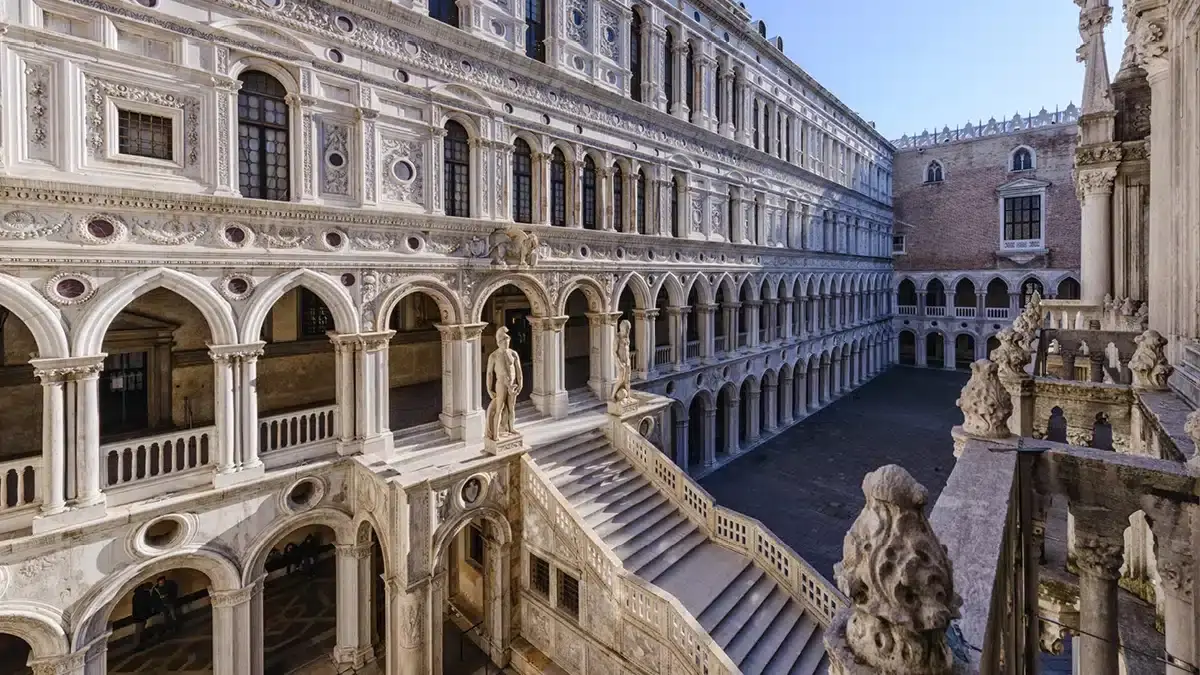 Courtyard & Giant staircase|||