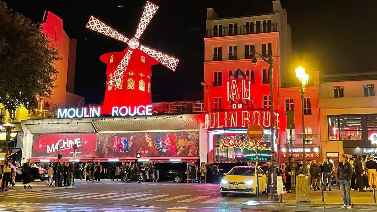 How to get to Moulin Rouge|By bus|By taxi