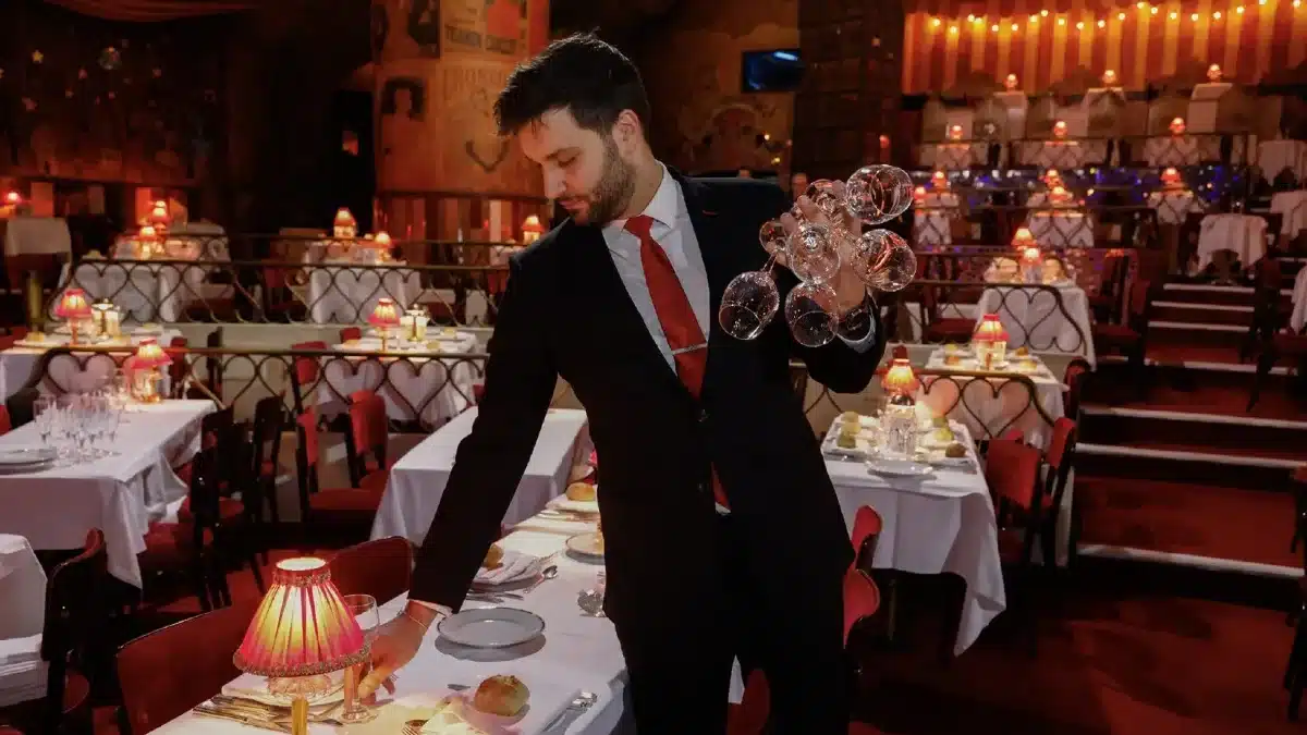 Moulin-Rouge-with-dinner-e1689767554925