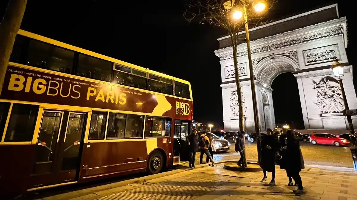 Paris night bus tour