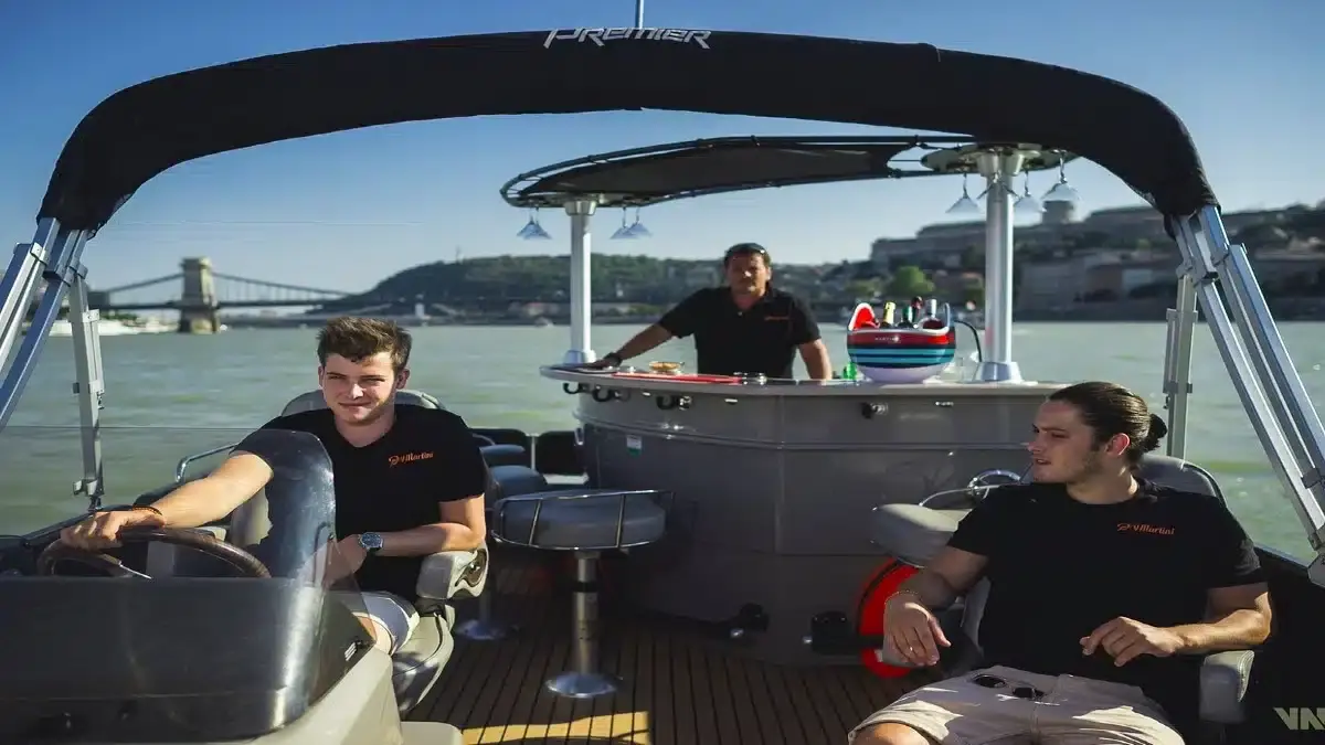 Private Danube River Cruise|1-hour private boat cruise|1-hour private boat cruise|Danube River Private Sightseeing Yacht Tour|Danube River Private Sightseeing Yacht Tour