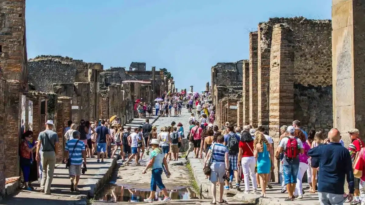 Queue at Herculaneum