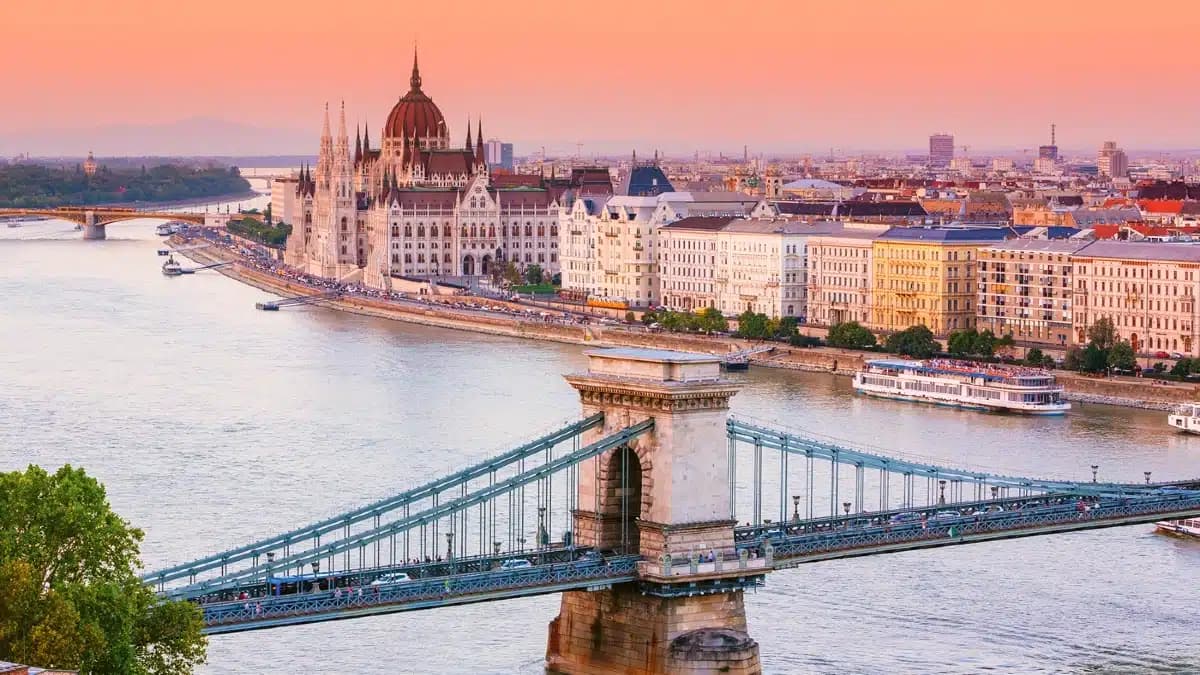 Sightseeing cruises|70 minute sightseeing cruise on the Danube|1 hour sightseeing cruise with welcome drink|Daytime sightseeing boat cruise|Night time sightseeing cruise|Sightseeing Danube River cruise ticket