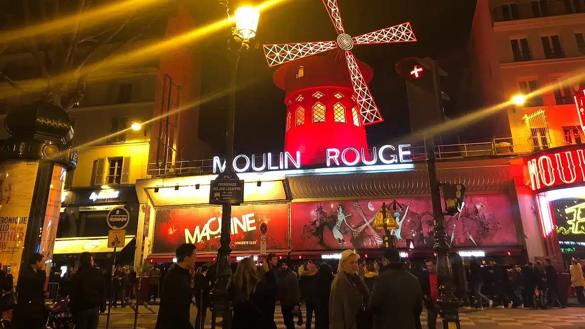 Tips for visiting Moulin Rouge|Dress appropriately|Take in the history|language barrier