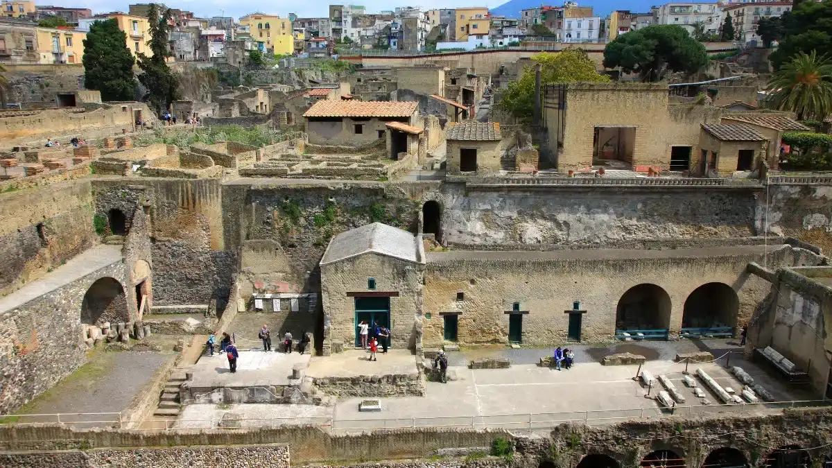 What to See in Herculaneum||skeleton in herculaneum|The Hall of the Augustales |house of wooden partition|Thermal bath(3)|house of neptune(4)|The Villa of the Papyri|Samnite House(1)|