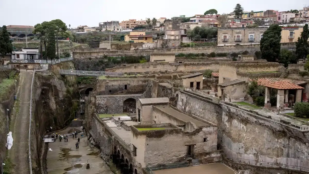 How to reach Herculaneum