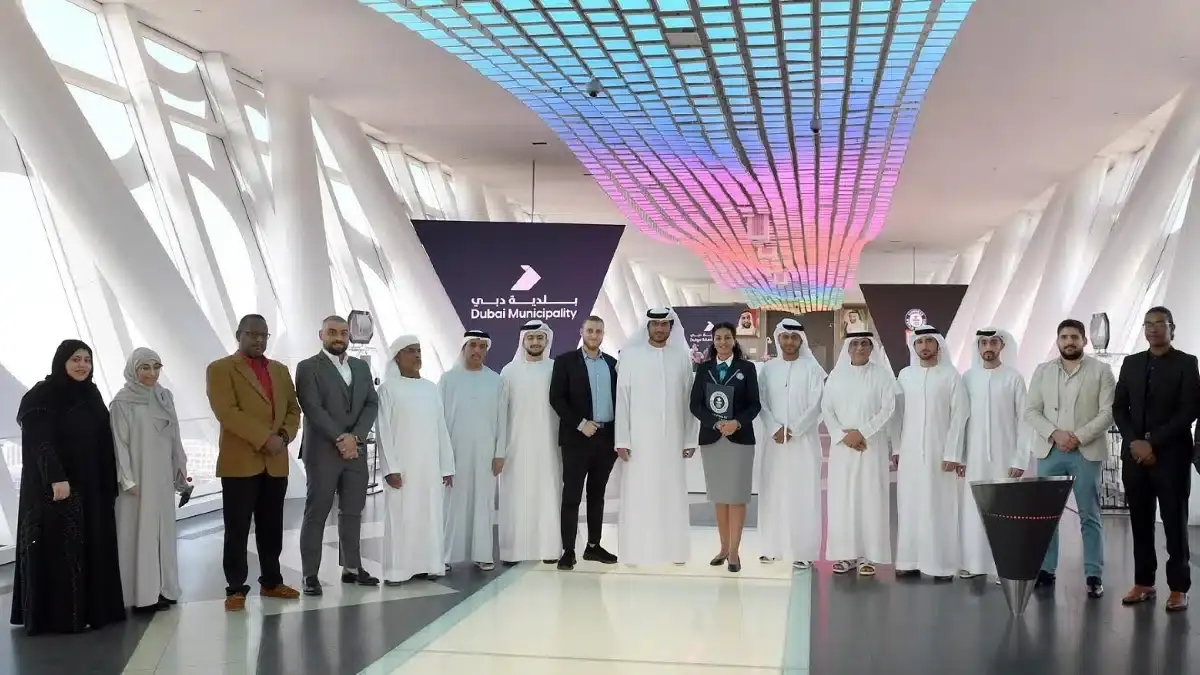 things to do at dubai frames|Dubai Frame Virtual Reality Time Tunnel|dubai frame glass floor|old dubai gallery|dubai frame skyview deck|people using dubai frame as frame