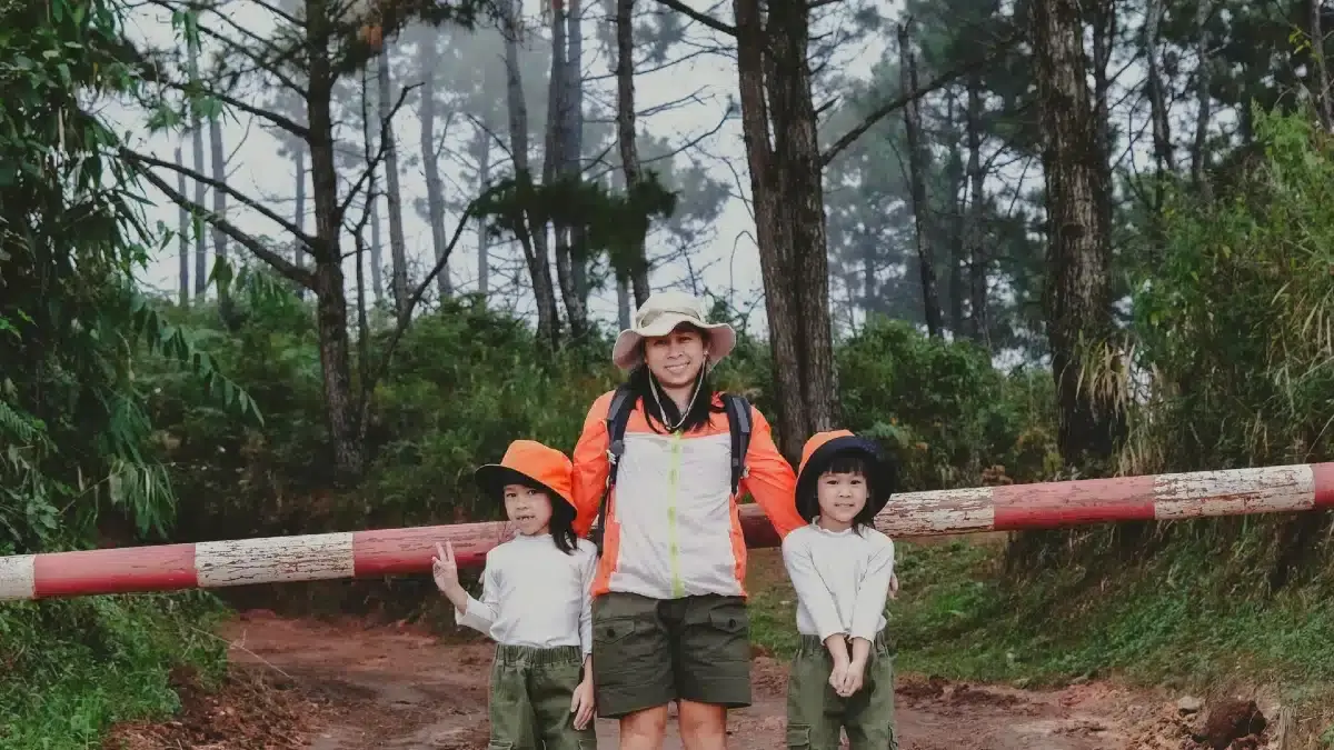 Cu Chi Tunnels with Kids|Exploring Cu Chi Tunnels with Kids in turnnel