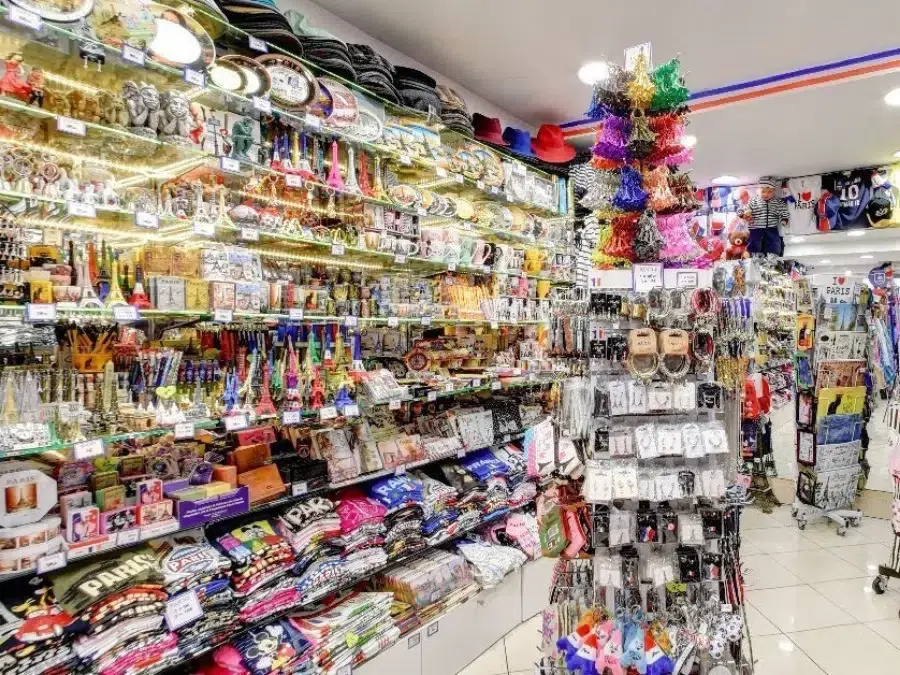 Discover Eiffel Tower Stores to buy Souvenirs & Takeaways!