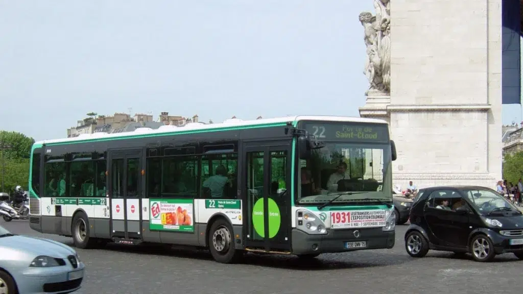 Bus from Eiffel Tower to Arc de Triomphe