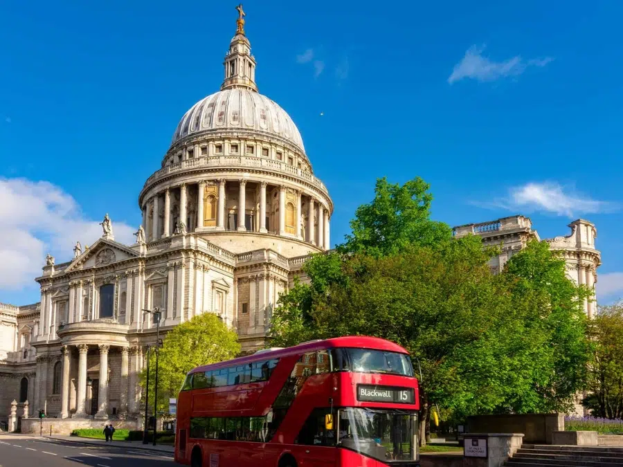 How to get to st paul’s Cathedral by Bus