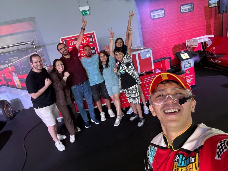 Ferrari World против Warner Bros Studio – аттракционы и впечатления