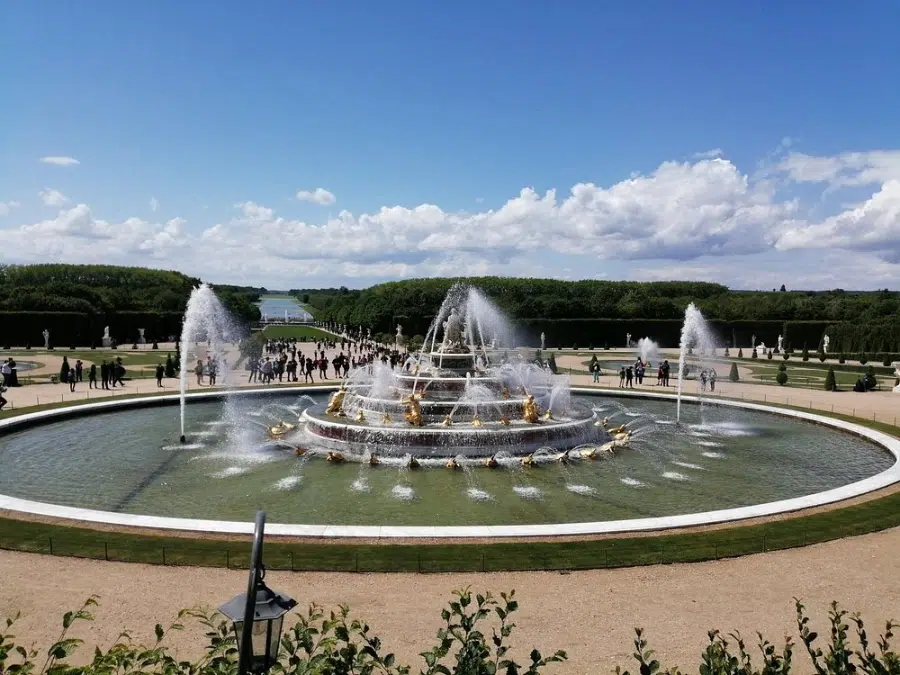 Enjoy the Musical Fountain Show (Grand Canal)