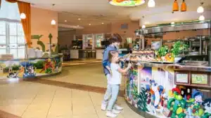 Gardaland Restaurants|Hacienda Miguel|Covo dei Bucanieri – Burgers|Fast Food Blue Tornado|Pizzeria Saloon|Chiosco Ramses|Trattoria di Captain Hook|Merlin Stube|T-REXtaurant