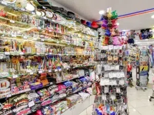 Discover Eiffel Tower Stores to buy Souvenirs & Takeaways!