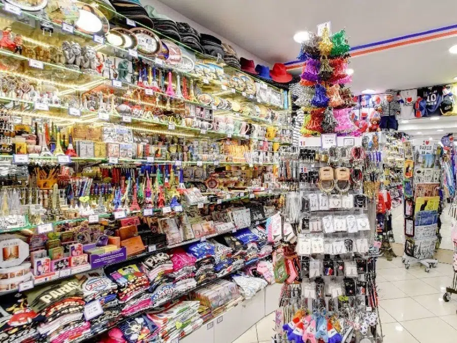 Discover Eiffel Tower Stores to buy Souvenirs & Takeaways!
