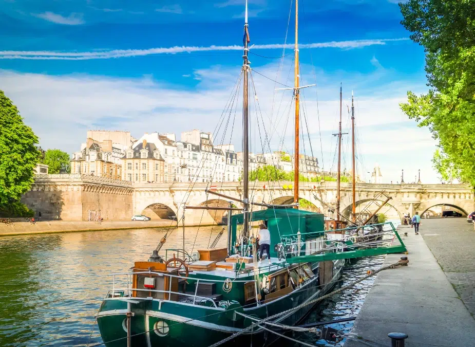 Paris’ oldest bridge